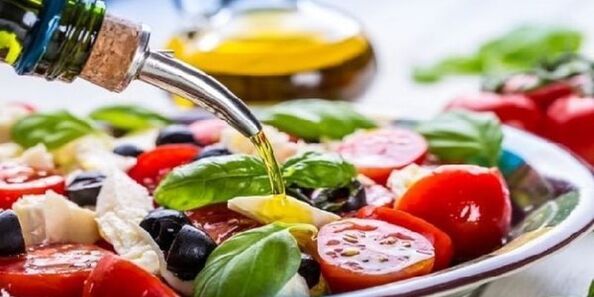 Bei der Zubereitung von Gerichten der Mittelmeerdiät ist die Verwendung von Olivenöl erforderlich. 
