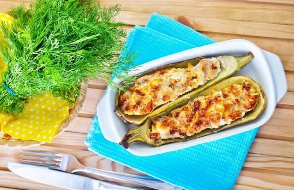 Die Mittelmeerdiät ist reich an Gerichten auf Gemüsebasis, wie zum Beispiel Zucchini mit Feta