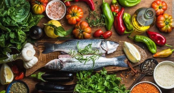 Fisch und Gemüse sind die Hauptprodukte der Mittelmeerdiät zur Gewichtsreduktion. 