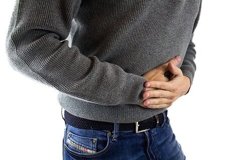 Ein Mann hat Symptome einer Gastritis